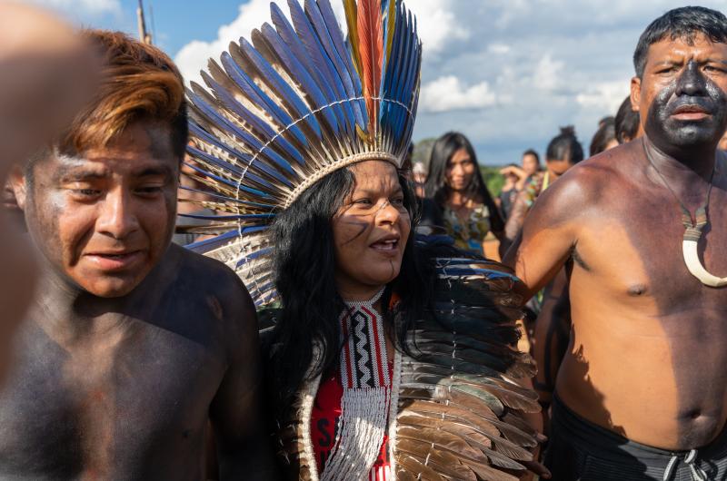 Sonia Guajajara en andere inheemse leiders betogen tegen ontbossing en de vernieling van het Amazonewoud en de Cerrado door de regering van Jair Bolsonaro in Brazilië.